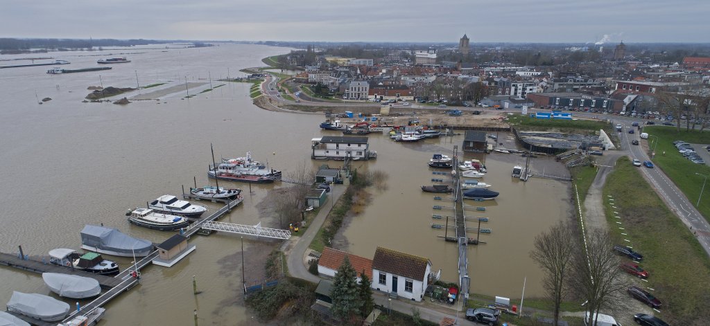  De haven van Tiel. (August Swietkowiak)