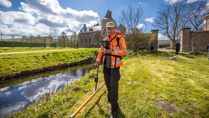 man met Mini-explorer in het veld
