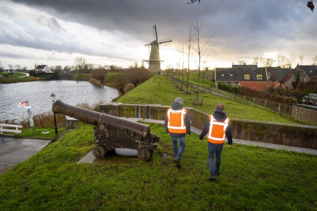 Dijkwachten tijdens een eerdere oefening in de vesting Woudrichem.