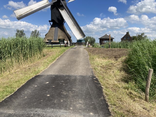 Opgehoogd stukje kade nabij de Westermolen aan de Nieuwpoortseweg in Goudriaan