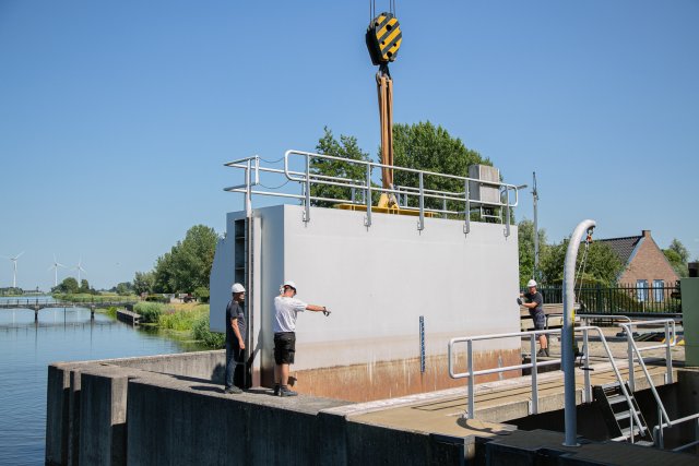 installatie van inlaatschot bij Kolffgemaal