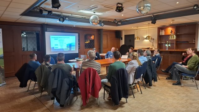 bewoners rond de tafel