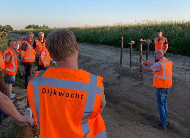 Dijkwachten op de dijk