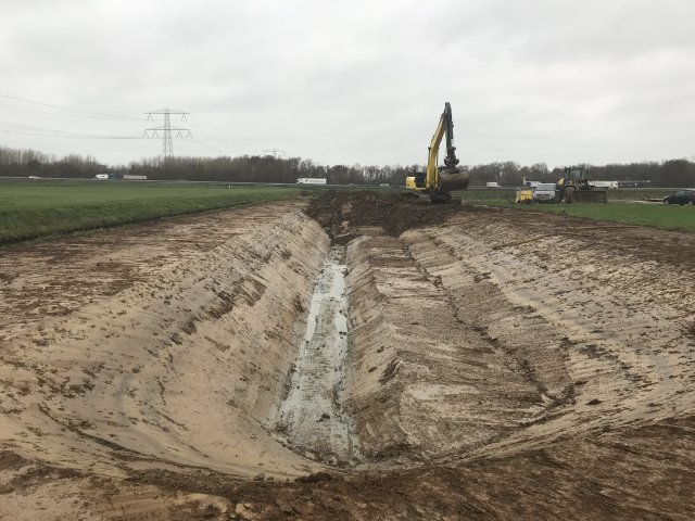 De natuurvriendelijke oever in Wijchen in aanleg.
