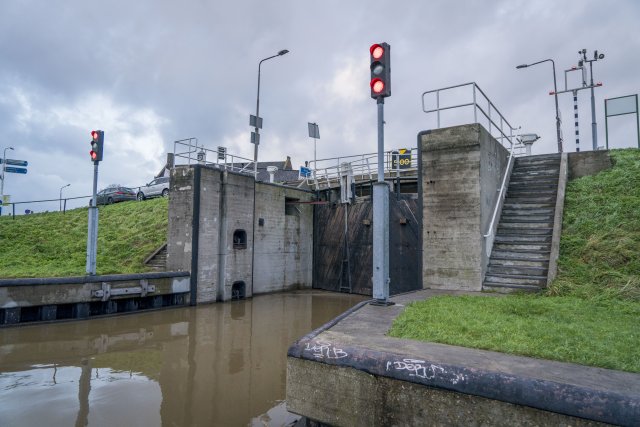 De Arkelse Damsluis sluit om wateroverlast langs het Merwedekanaal te voorkomen. 