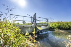 Water stroomt over een stuw