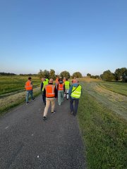 Dijkwachten lopen op de dijk