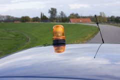 Dijkwacht rijdt over de dijk