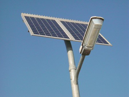 Foto van een zonnepaneel bij een asset van het waterschap