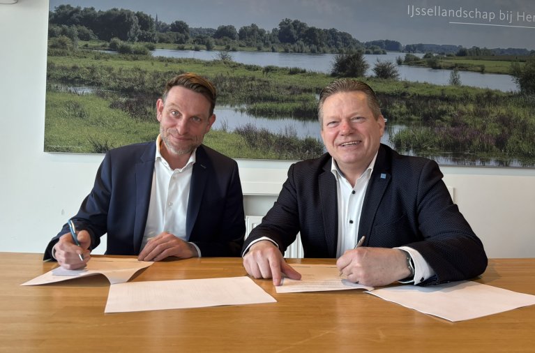 Ondertekenmoment met Hans Wijnen (WDODelta) en Arjan Spaans (Gemeente Zwolle)