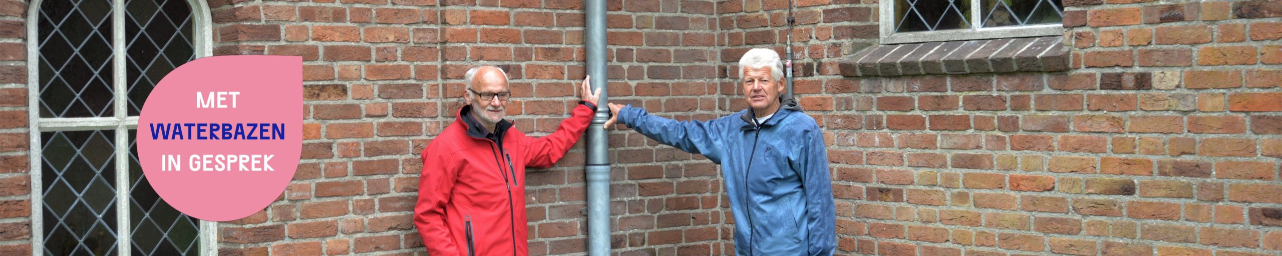 Thijs Hogenkamp en Mans Boelens. Samen bij de regenpijp van de kerk en de consistorie.