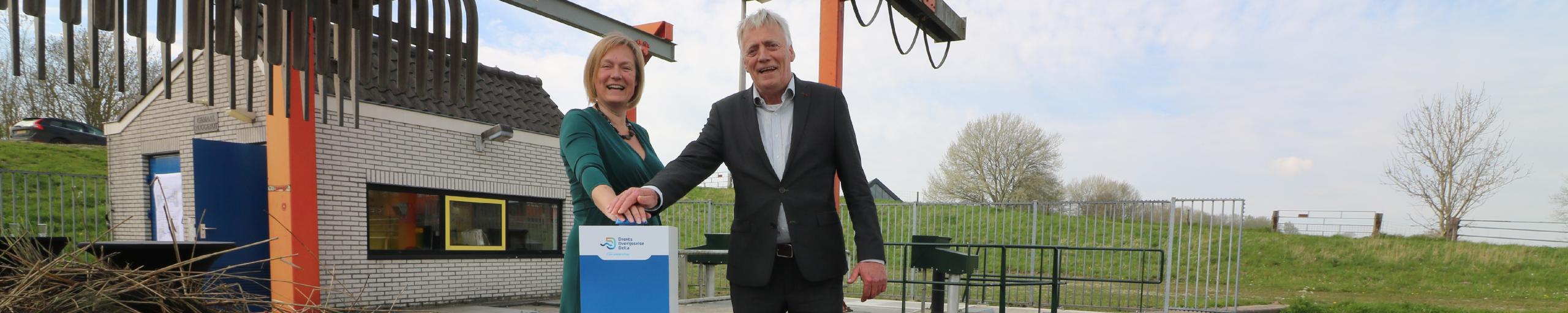 Bestuurders Hans Pereboom (WDODelta) en Marije Bosscher (Rijkswaterstaat) onderstrepen de samenwerking voor de aanleg van de vispassage naast gemaal Roggebot in Kampen. 