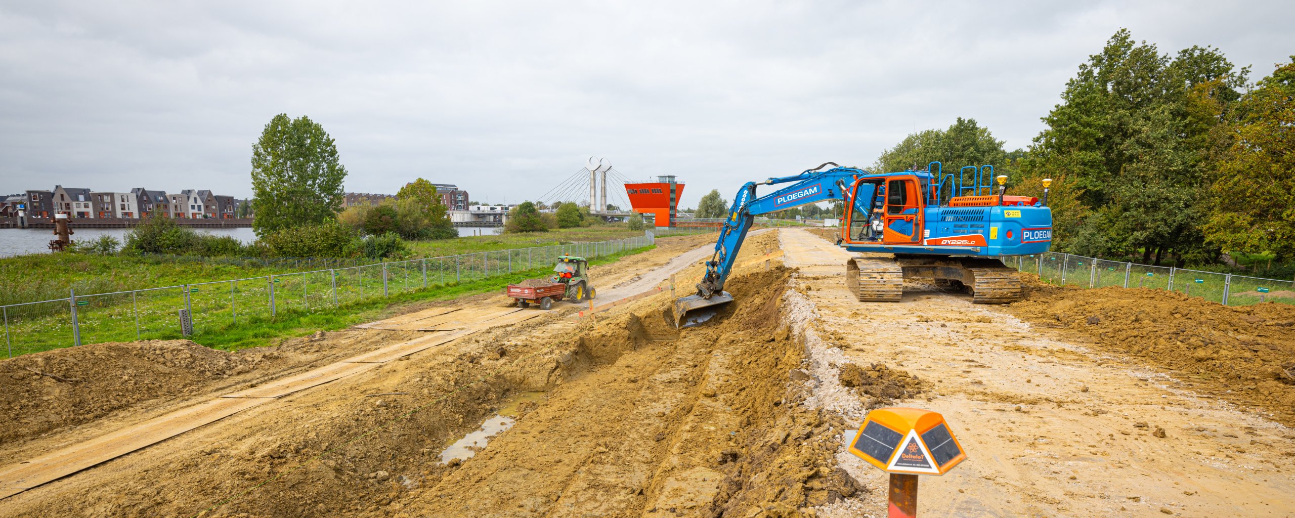 Graafmachine aan het werk op de dijk bij Holtenbroek