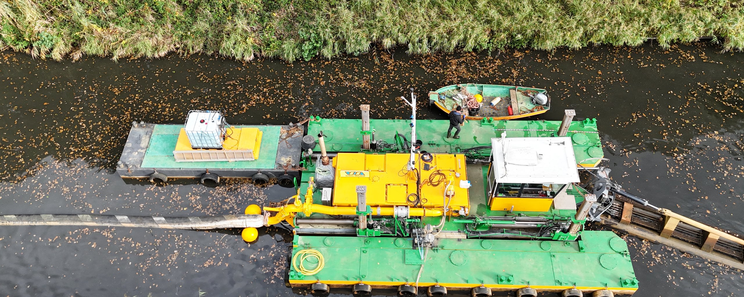 Baggerboot in Overijssels kanaal