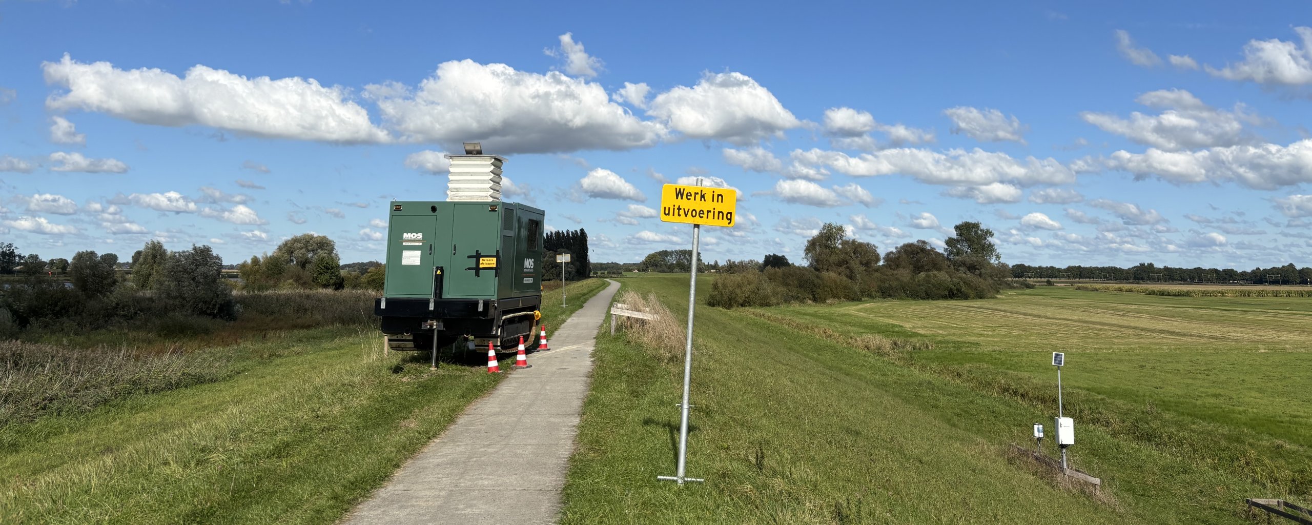 Meetapparatuur geplaatst op de Paddenpol langs de IJsseldijk tussen Zwolle en Olst