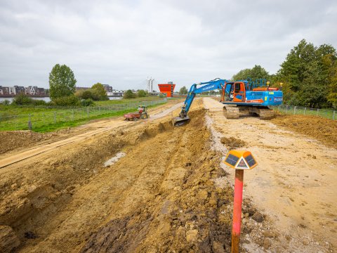 Graafmachine aan het werk op de dijk bij Holtenbroek