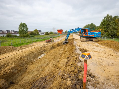 Graafmachine aan het werk op de dijk bij Holtenbroek