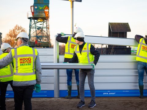 vrijwilligers aan het werk om keringen te sluiten