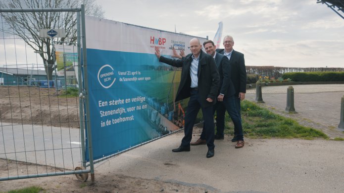 Stenendijk wordt geopend door Eric Withaar (Hoogwaterbeschermingsprogramma), Hans Wijnen (WDODelta) en Gijs Ploegmakers (Ploegam)