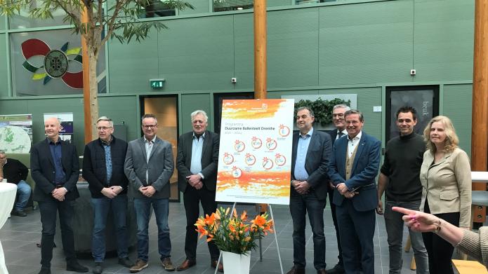 Foto met bestuurders onderteken Programma Duurzame Bollenteelt Drenthe