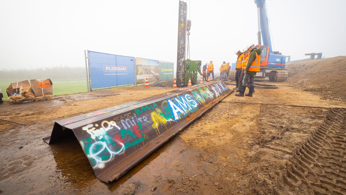 Laatste damwandplank dijkversterkingsproject Stadsdijken geslagen