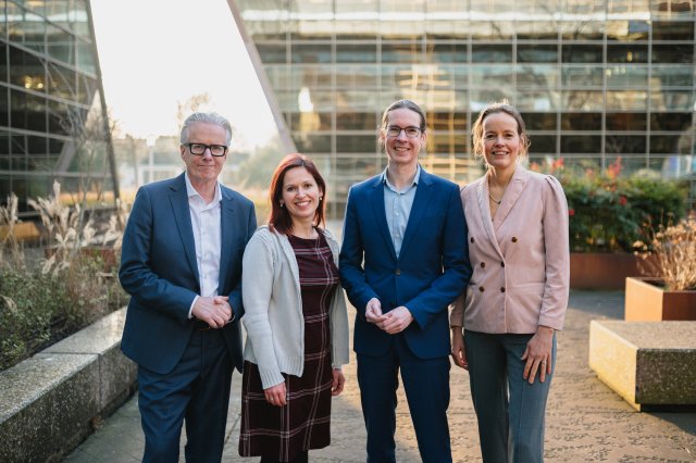 Groepsfoto van leden rekenkamer