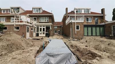 zandgrond, met een uitgegraven ruimte voor het infiltratiekrat in een woonwijk