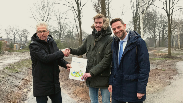 Bestuurder van Gemeente Westerveld geeft hand aan bestuurders WDODelta en overhandigt getekend contract. 