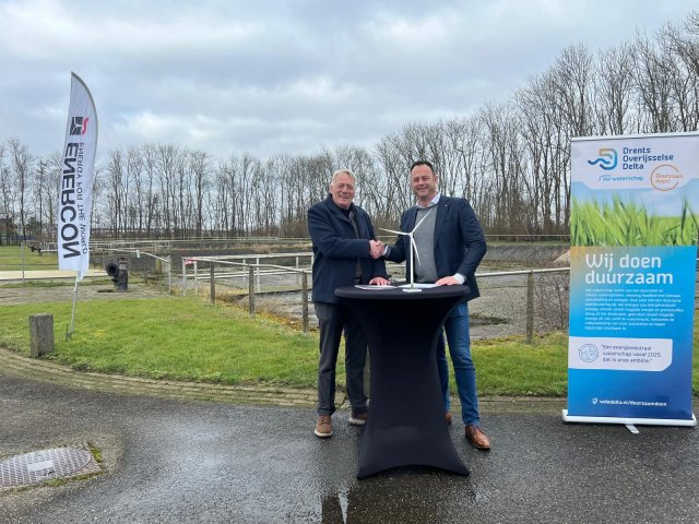 Dagelijks bestuurslid Hans Pereboom (Waterschap Drents Overijsselse Delta) en regiohoofd  Johan Terpstra (ENERCON GmbH)