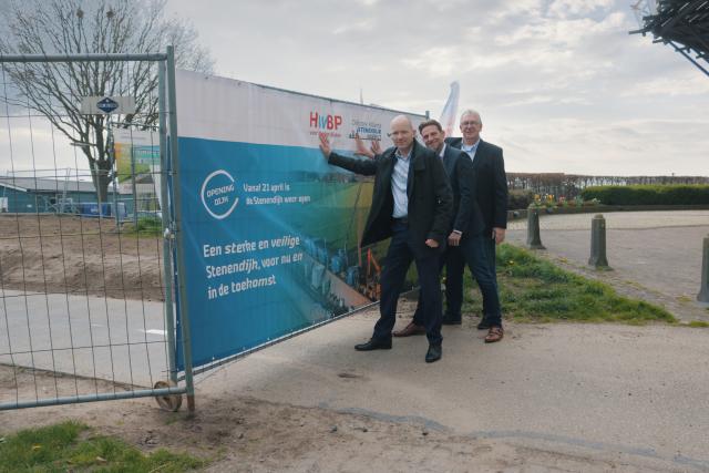 Stenendijk wordt geopend door Eric Withaar (Hoogwaterbeschermingsprogramma), Hans Wijnen (WDODelta) en Gijs Ploegmakers (Ploegam)