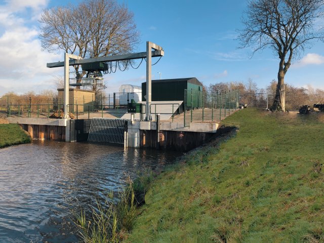 Foto van gemaal Giethoorn, genomen van de oever.