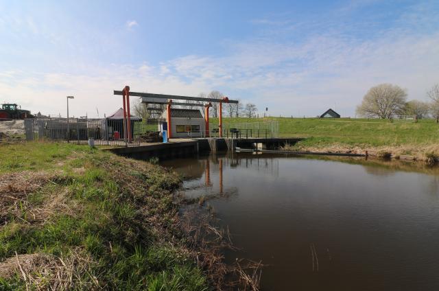 Foto van gemaal Roggebot bij Kampen met de nieuwe vispassage.
