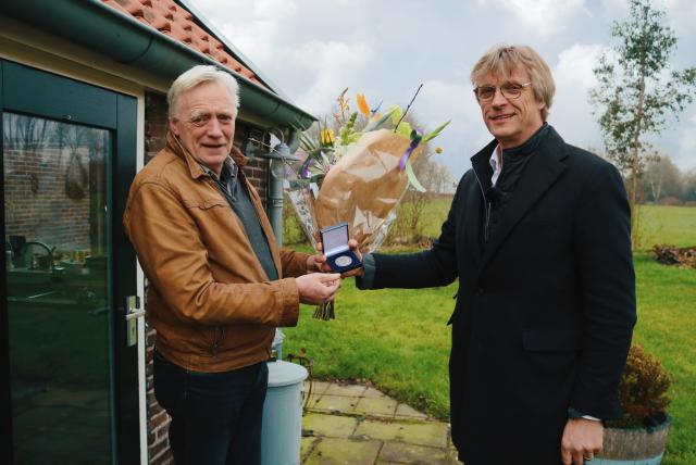 Hans Pereboom krijgt waterschapspenning overhandigt door dijkgraaf Dirk-Siert Schoonman