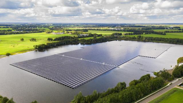 Foto van het drijvende zonnepark in Beilen.