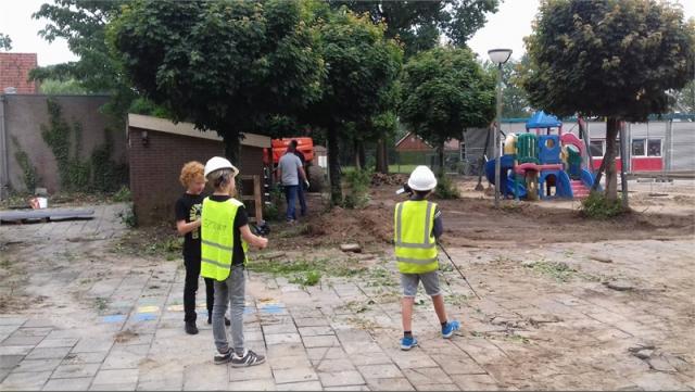 Kinderen helpen met het schoonmaken van het schoolplein