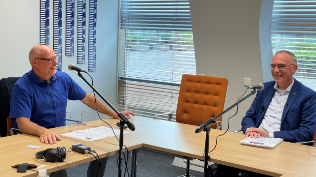 Freddie Schutte in gesprek met Breun Breunisse achter een microfoon