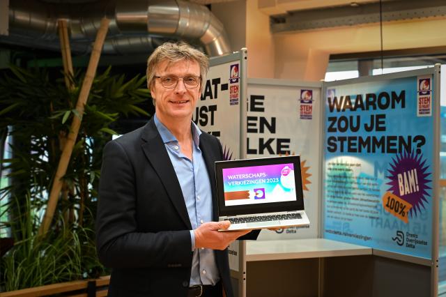 Dijkgraaf Dirk-Siert Schoonman presenteert stemhulp MijnStem