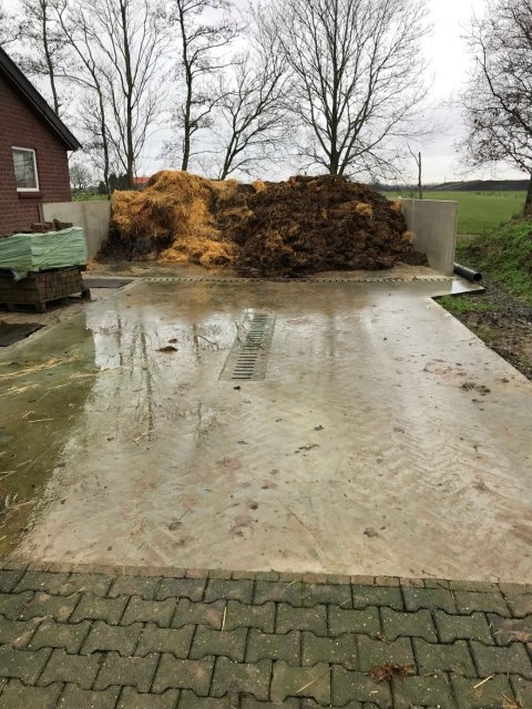 Opslag vaste mest gecombineerd met wasplaats