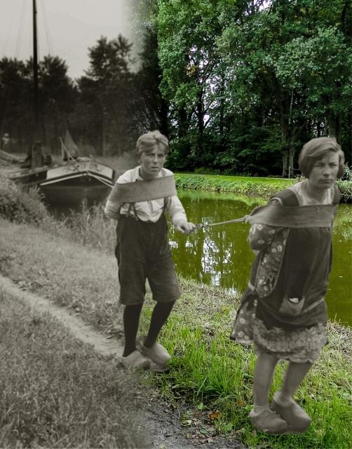 Afbeelding met kinderen die een boot trekken in het Overijssels kanaal. De paden langs de oevers waren bedoeld om de schepen voort te jagen met paarden- of zelfs menskracht.