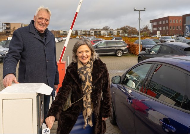 Wethouder Gerdien Rots opent de slagboom van de ‘slimme parkeerplaats’ en start daarmee de proef. Links naast haar: Hans Pereboom, bestuurder van Waterschap Drenst Overijsselse Delta. Foto door Pedro Sluiter