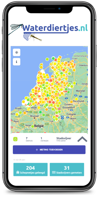 Foto van een telefoon met waarop de website waterdiertjes.nl. Op de site staat een kaart van Nederland met gekleurde punten op de kaart.