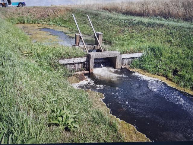 Op deze afbeelding is een stuw te zien, die nog niet vispasseerbaar is gemaakt. 