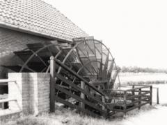 foto van vroeger in zwart wit, een houten waterrad