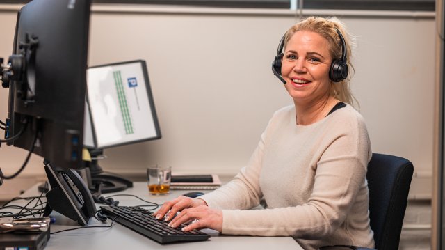 Foto van een medewerker van het klant contact centrum