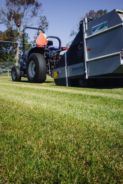 Medewerker bermbeheer bezig met het maaien van de berm