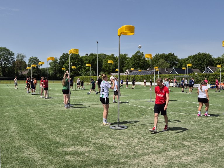 korfballende deelnemers op een trainingsveld