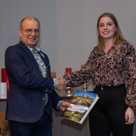 Schrijver Nynke van der Laan overhandigt de landschapsbiografie aan wethouder Bert Nederveen