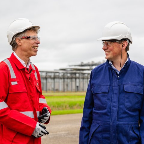 Burgemeester Ard van der Tuuk in gesprek met Henk Nijboer bij de gasopslag in Grijpskerk