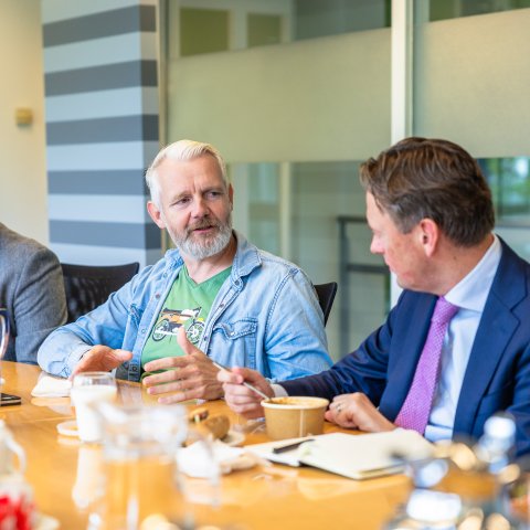 Wethouder Bé Schollema in gesprek met regeringscommissaris Henk Nijboer