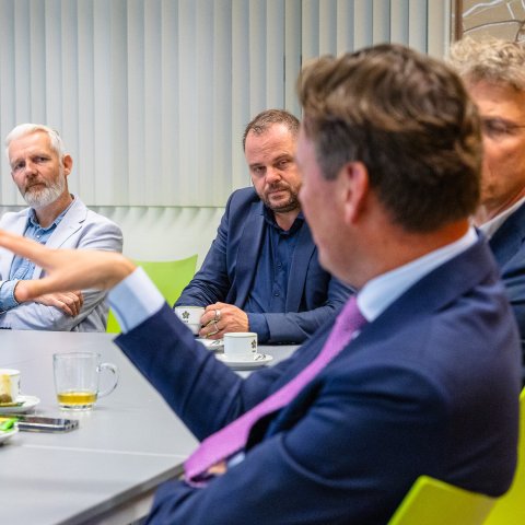 In gesprek bij de gasopslag in Grijpskerk